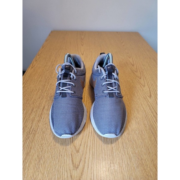 Womens Nike grey gold Roshe One running shoe sz. 7.5 - Picture 2 of 8